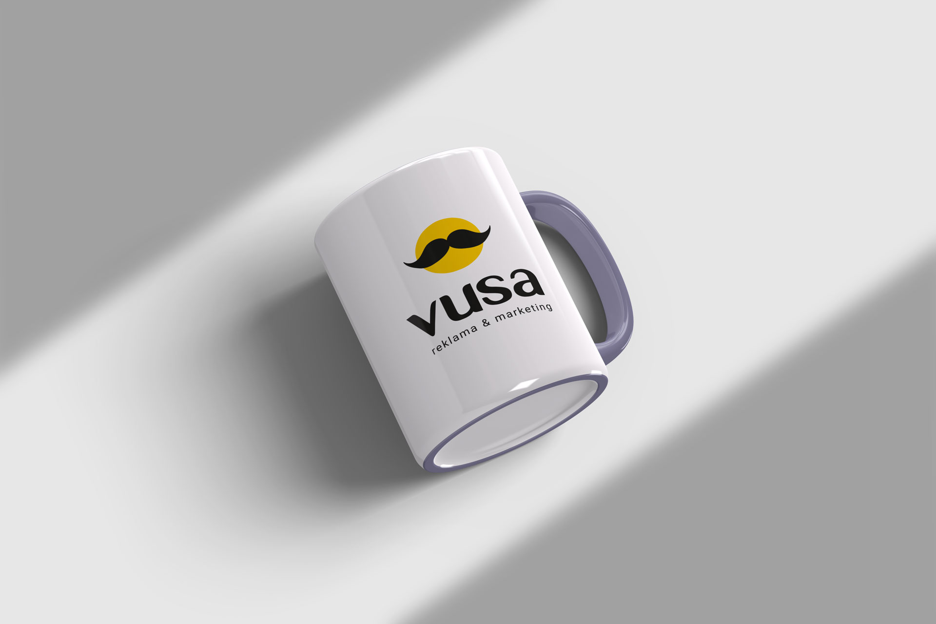 Biały kubek z nadrukiem logo VUSA