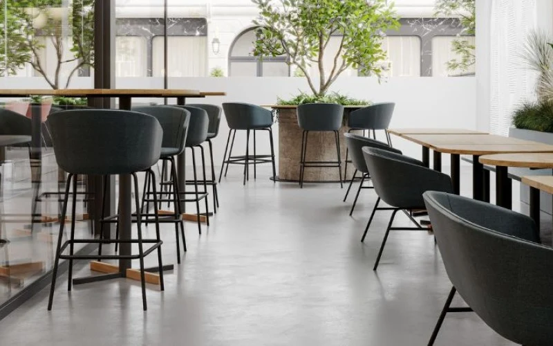 Stoły i krzesła Bejot w aranżacji strefy restauracyjnej