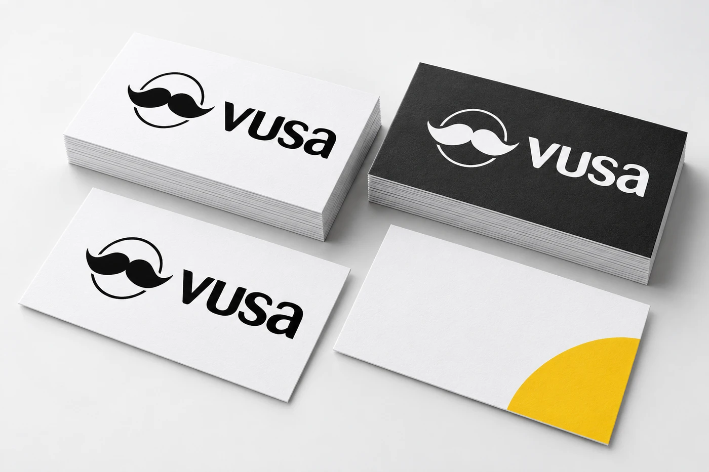 Mockup wizytówek firmowych VUSA z czarnym i białym logo bez sloganu